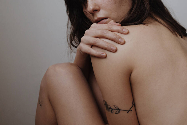 woman in fear about her body - Fotografie, Obrázek
