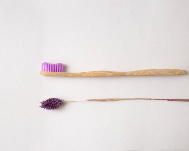 розовая бамбуковая зубная щетка с цветами
 - Фото, изображение