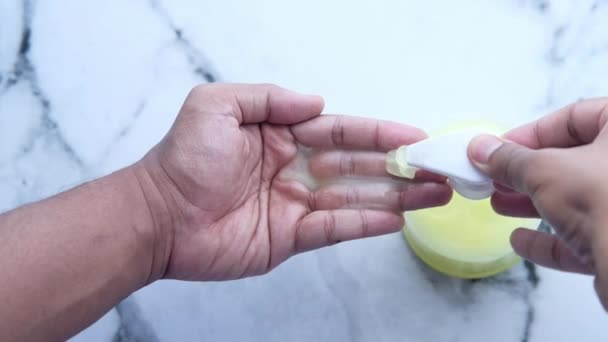 mladý muž mytí rukou s mýdlem láhev  - Záběry, video
