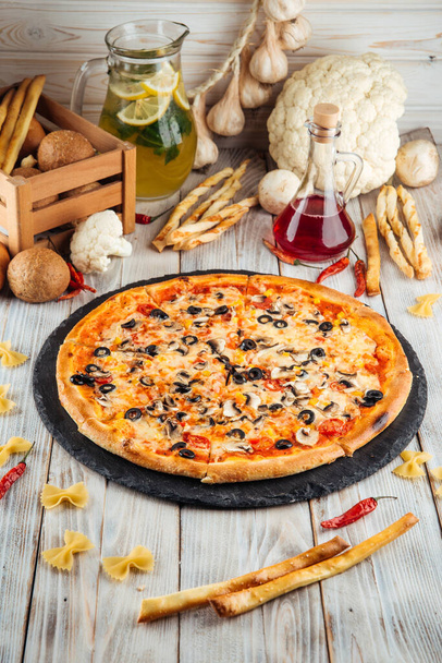 Capriccioso pizza italienne aux olives champignons - Photo, image
