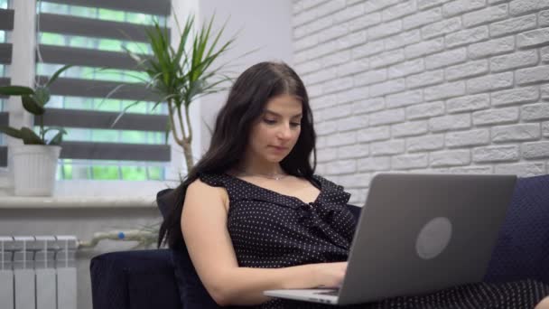 Привлекательная женщина, печатающая на ноутбуке, дистанционно работающая дома, внештатная женщина
 - Кадры, видео