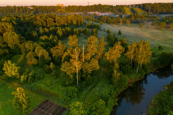 panoramiczny widok zieleni we mgle z rzeką zabraną z drona o świcie - Zdjęcie, obraz