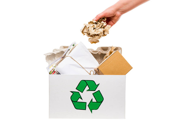 Femme main mettant des déchets de papier dans la poubelle de recyclage - Photo, image