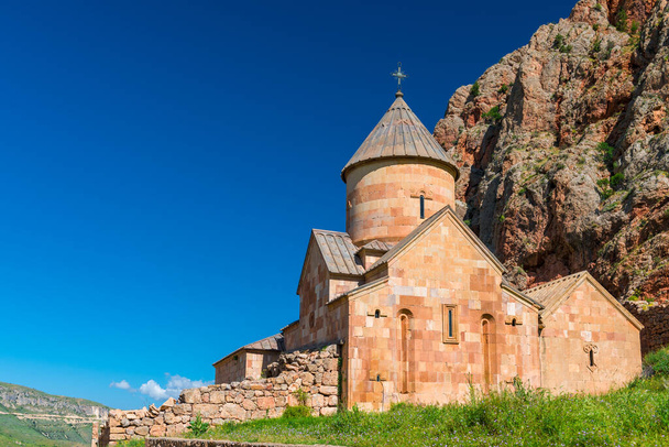 アルメニアの赤い岩の壁の近くにあるノラバンク修道院、絵のような場所で美しい魅力 - 写真・画像