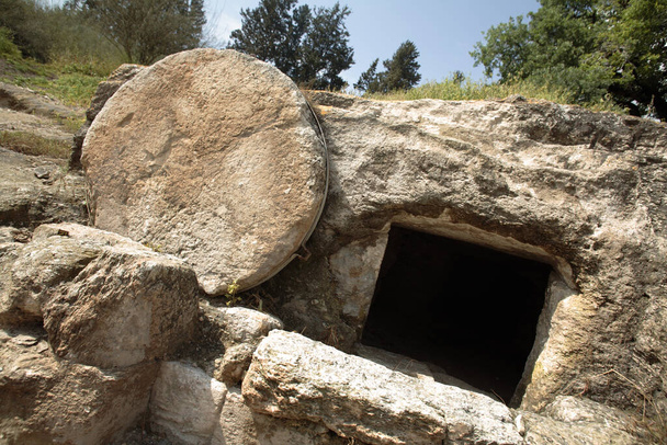 イスラエルのナザレス近くの墓は1世紀に遡る。石とキリストの墓に似てエントリをロールオーバー.サイズが大きい - 写真・画像