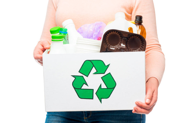 Ženská ruka drží prázdnou plastovou láhev v koši na recyklaci - Fotografie, Obrázek