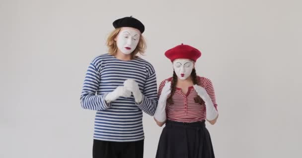 Szomorú pantomim művész pár szomorú lelkiállapotban - Felvétel, videó