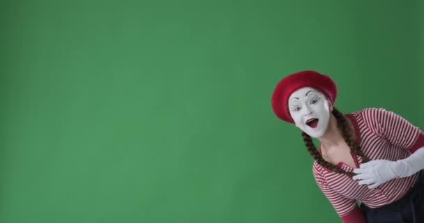 Mime γυναίκα κουνώντας το χέρι πάνω από το πράσινο φόντο - Πλάνα, βίντεο
