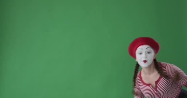Užaslý mime umělec dává palce nahoru gesto - Záběry, video
