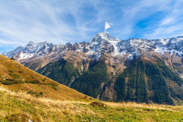 Wspaniały widok na Bietschhorn i pasmo górskie Alp w kantonie Valais ze ścieżki turystycznej nad doliną Loetschental, Szwajcaria. - Zdjęcie, obraz