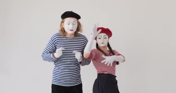 pantomim művészek táncolnak fehér háttér - Felvétel, videó