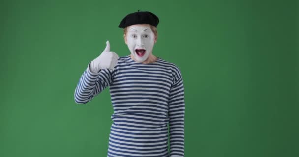 Izgalmas pantomim művész felemeli a hüvelykujját. - Felvétel, videó