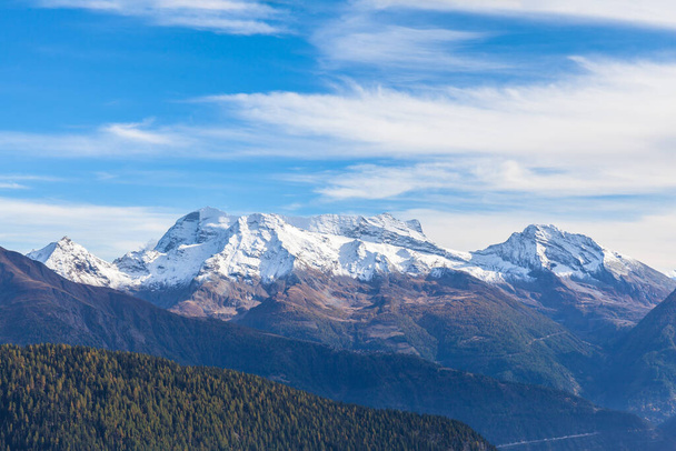 Vista panorâmica dos Alpes Suíços da pequena cidade de Belalp, Cantão de Valais, Suíça
 - Foto, Imagem