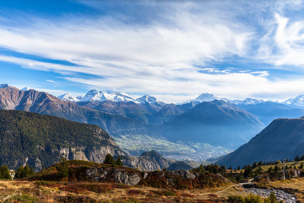 Panorama näkymä Sveitsin Alpit pikkukaupungista Belalp, Canton of Valais, Sveitsi - Valokuva, kuva