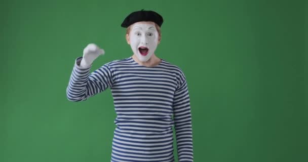 pantomim művész gesztikulál oké és hüvelykujj fel jel - Felvétel, videó