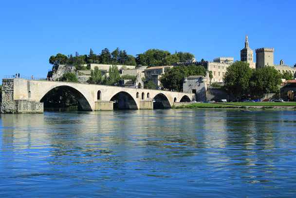  Avignon Bridge with Pope Palace, Pont Saint-Benezet, Provence, Franciaország  - Fotó, kép