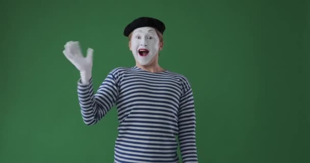 Mime-Mann winkt vor grünem Hintergrund - Filmmaterial, Video