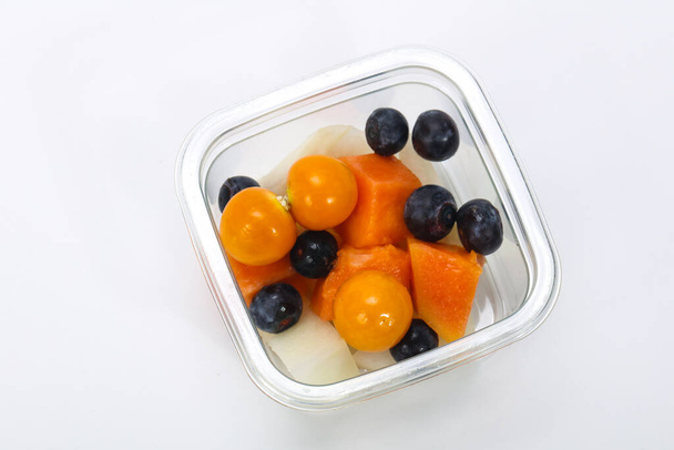 Нарезанные закуски тропических фруктов в коробке - Фото, изображение