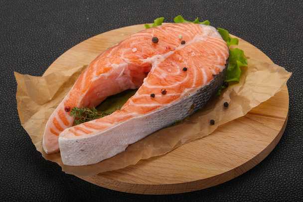 Filete de salmón crudo con sal y pimienta - listo para asar - Foto, imagen
