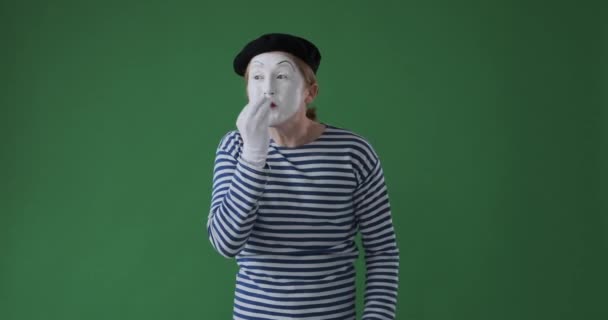 Mime artysta dmuchanie pocałunki ze sceny - Materiał filmowy, wideo