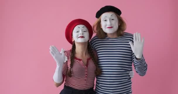 Mime-Paar grüßt mit winkender Hand - Filmmaterial, Video