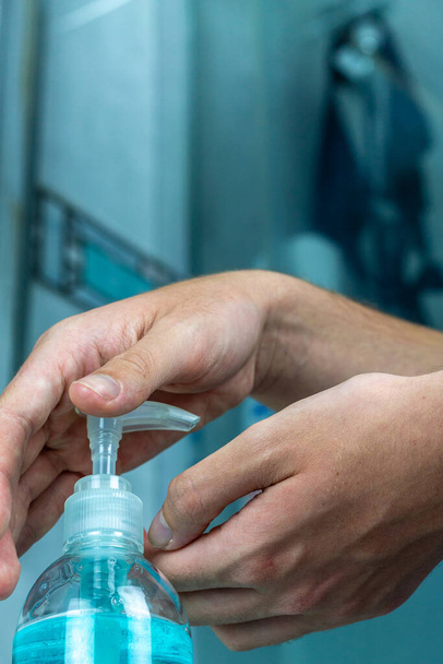 Kuinka käyttää hydroalkoholipitoista geeliä käsien puhdistamiseen. käsien desinfioinnin käsite. Covid-19 käsienpuhdistusaine - Valokuva, kuva