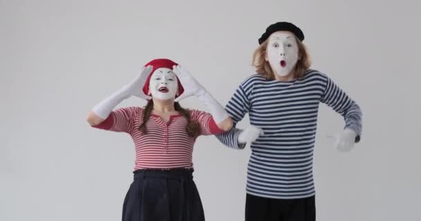 Zwei Pantomimen schreien mit um den Mund geschnürten Händen - Filmmaterial, Video