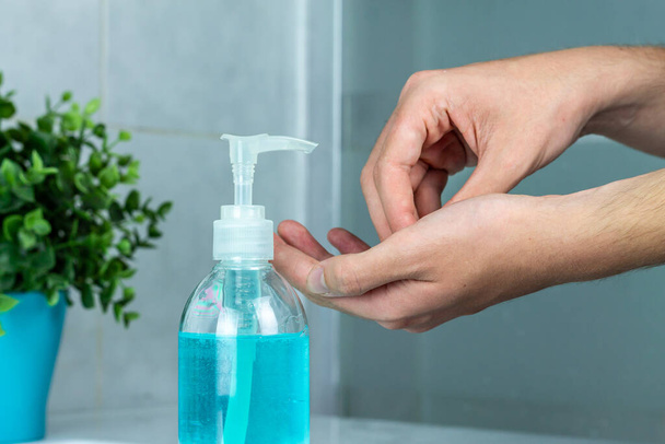 Come usare le mani di pulizia gel idroalcolico. concetto di disinfezione della mano. Covid-19 igienizzante per le mani - Foto, immagini