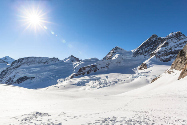 Vue imprenable sur le célèbre sommet Jungfrau des Alpes suisses et le glacier Aletsch depuis Jungfraujoch sur l'Oberland bernois, Suisse. - Photo, image