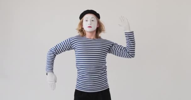 Mime artista dançando sobre fundo branco
 - Filmagem, Vídeo