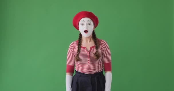 Nadšený mime umělec dává palce nahoru gesto - Záběry, video