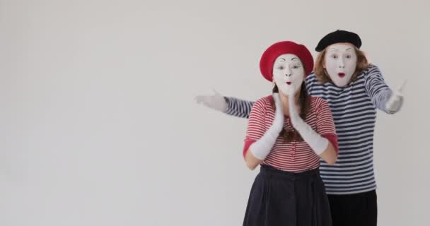 Astonished mime artists clapping hands - Footage, Video