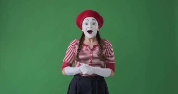 Izgalmas pantomim művész ünnepli a sikert - Felvétel, videó