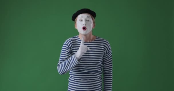 Mime artista gesticulando com o dedo nos lábios
 - Filmagem, Vídeo