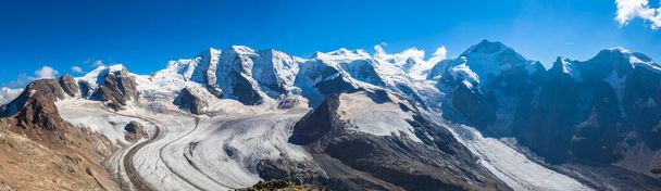 Impresionante vista del macizo de Bernina incluyendo Piz Palu, Piz Bellavista, Piz Bernina, Piz Morterasch y el glaciar Morteratsch en la cima de Munt Pers cerca de Diavolezza en la zona de Engadin en Suiza
. - Foto, imagen