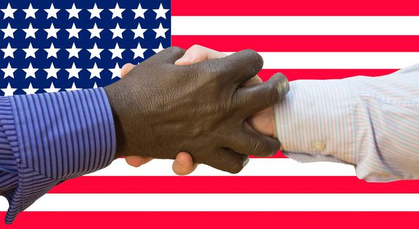 Zwarte levens zijn belangrijk. Close-up foto van een handdruk tussen Afro-Amerikaanse en Europese handen. Handdruk voor onze vlag. - Foto, afbeelding