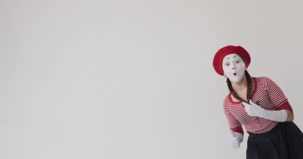 Erstaunte Mimen-Künstler mit Daumen-hoch-Geste - Filmmaterial, Video
