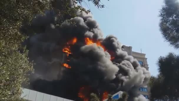 Tűz egy többszintes épületben napközben. - Felvétel, videó