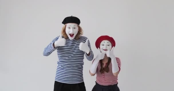 Izgalmas pantomim művész pár felemeli a hüvelykujját. - Felvétel, videó