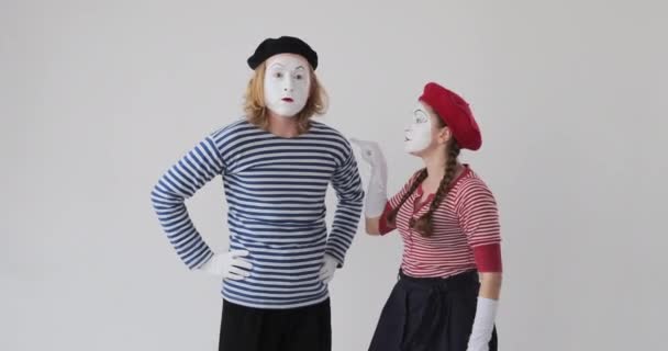 Mime-Künstler-Paar verspricht Rache für Beleidigung - Filmmaterial, Video
