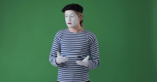 Zavaros pantomim művész zöld háttér - Felvétel, videó