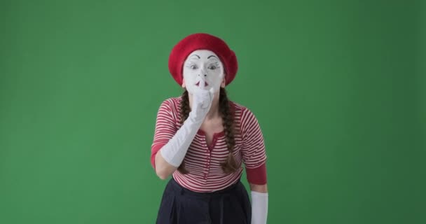 Artista de mimo haciendo gestos con el dedo en los labios
 - Metraje, vídeo