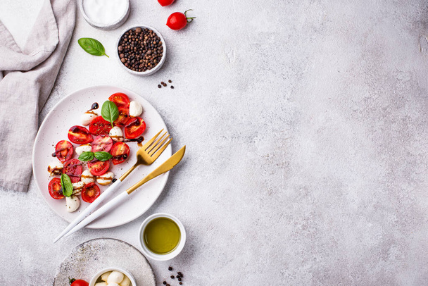 Domatesli ve mozarellalı Caprese salatası - Fotoğraf, Görsel