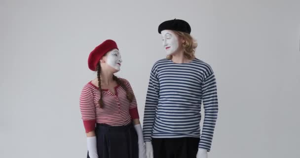 Szerető pantomim művész pár átöleli - Felvétel, videó