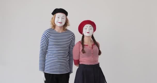 pantomim művész pár gesztikulál oké és hüvelykujj fel jel - Felvétel, videó