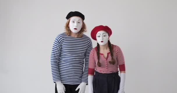 Megdöbbent pantomim művész pár érzi félek - Felvétel, videó