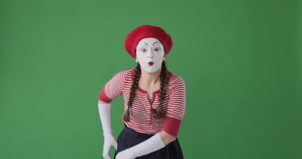 Lenyűgöző pantomim művész keres valami érdekeset kézzel készített távcsővel - Felvétel, videó