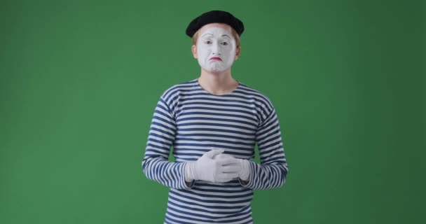 Mime καλλιτέχνης κλαίει πάνω από το πράσινο φόντο - Πλάνα, βίντεο
