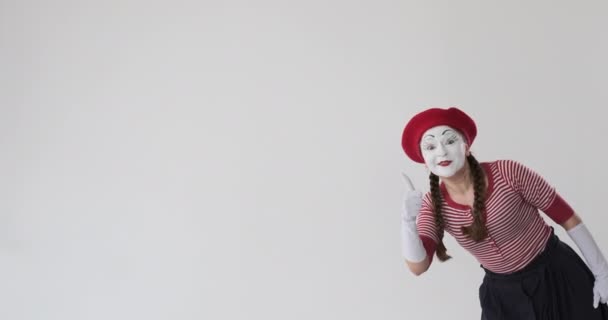 Csodálkozó pantomim művészek felemelik a hüvelykujjukat. - Felvétel, videó