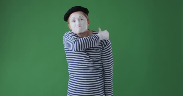 A pantomim művész megígéri, hogy bosszút áll a sértésért. - Felvétel, videó